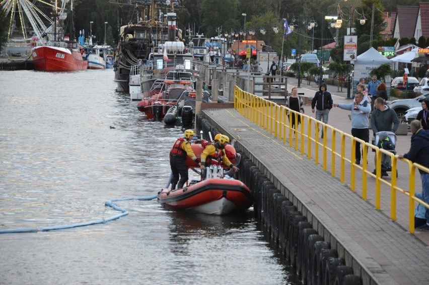 Łeba. Strażacy walczą od wczoraj z dużą, ropopochodną plamą w kanale Chełst w Łebie