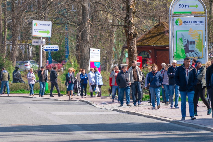 Turyści postawili na majówkę w krynickim uzdrowisku. Tłumy na ulicach