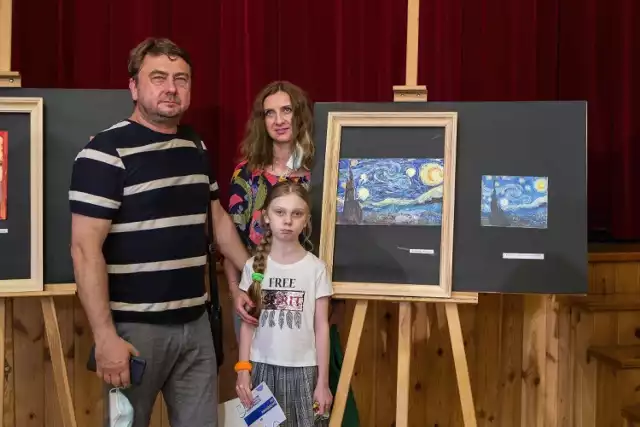 Dzieci i młodzież podczas warsztatów w centrum kultury w Pińczowie wykonała niesamowite reprodukcje znanych obrazów. Na zdjęciu po prawej wydruk oryginału obrazu "Gwiaździsta noc" Van Gogha. W ramce dzieło młodej artystki