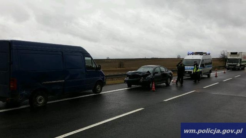 Wypadek między Barczewem a Łęgajnami. Dwie osoby zostały ranne