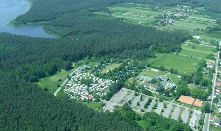 Ośrodek Borki nad Zalewem Sulejowskim do wyburzenia. Jakie plany mają nowe władze powiatu? [STARE ZDJĘCIA]