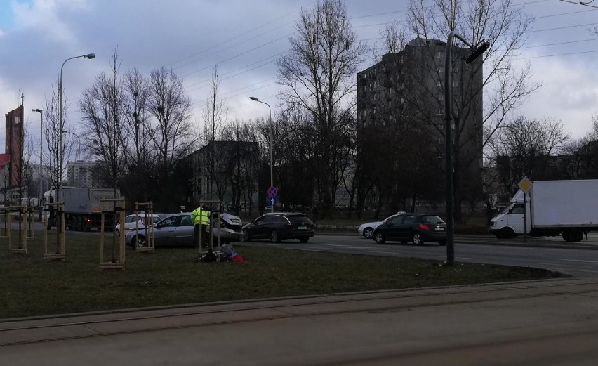 Groźny wypadek na Retkini. Tramwaj zderzył się z samochodem osobowym