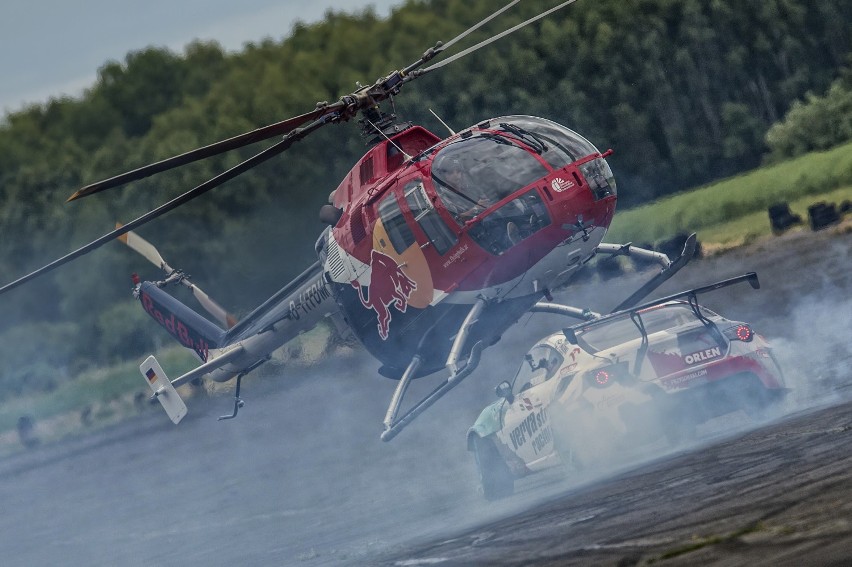 Baumgartner i Przygoński połączyli samochodowy drift z lotem helikoptera. Zobaczcie, jak to zrobili