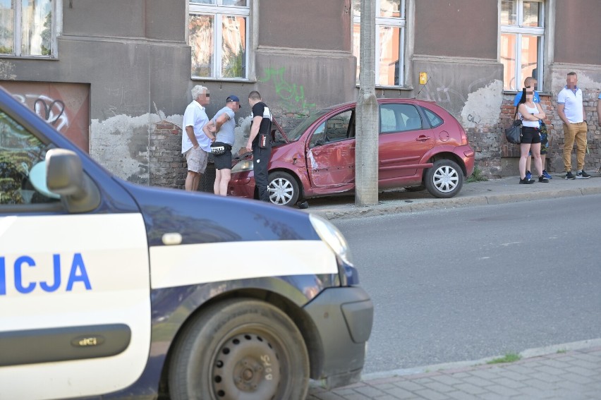 Kierująca citroenem potrąciła dwie osoby, wjechała w latarnię i ścianę kamienicy. Straciła prawo jazdy