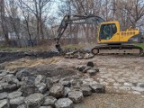 Kraków. Przy ulicy Fabrycznej zrywają beton, by mógł powstać park wśród biurowców