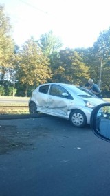 Wypadek w Nowej Hucie. Auto zderzyło się z  tramwajem [ZDJĘCIA INTERNAUTY]