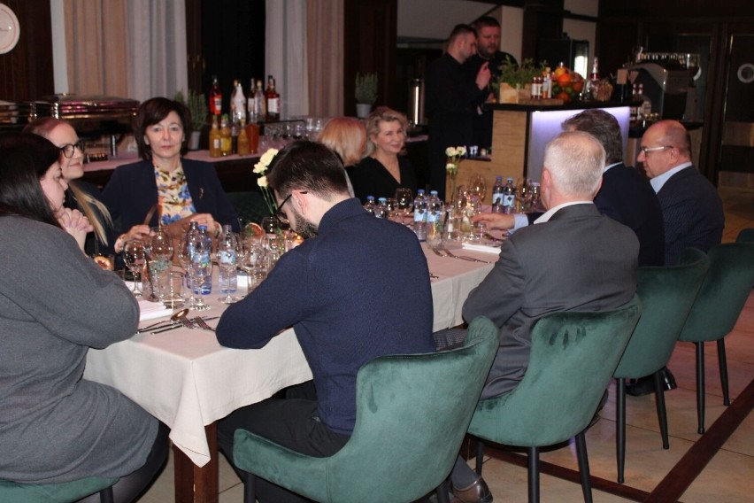 Kurt Scheller serwował dania podczas niezwykłej kolacji z okazji Dnia Kobiet w Hotelu Red w Ostrowcu Świętokrzyskim. Zobacz zdjęcia