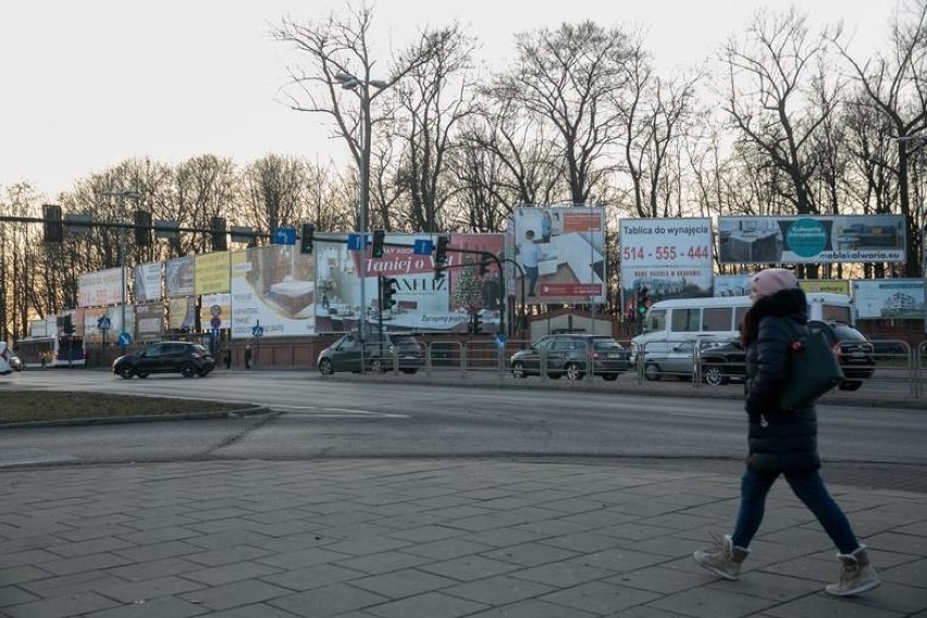 Kraków. Dlaczego radni chronią szpetne reklamy?