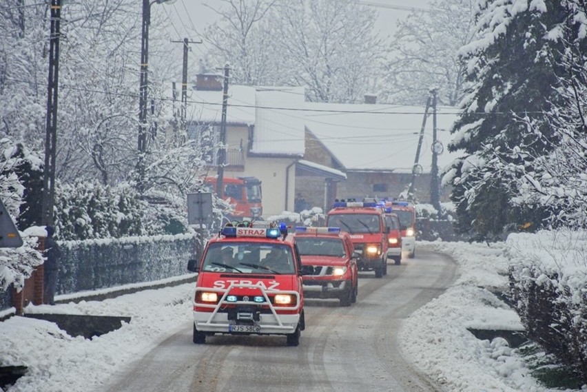 Strażacy ze Starego Żmigrodu cieszą się nowym wozem. Tak go witali