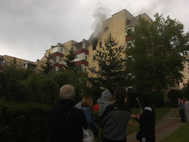 

Groźny pożar wybuchł w niedzielę około godziny 18 w bloku na kieleckim osiedlu Pod Dalnią. Strażacy ewakuowali dwie nastolatki.

Z pierwszego zgłoszenia jakie wpłynęło do służb ratunkowych wynikało, że pali się w jednym z pokoi mieszkania.

- Widziałem ogień wydostający się z okna na ostatnim, czwartym piętrze bloku. Potem już tylko czarny dym – relacjonował jeden ze świadków wydarzeń. Jak dodawał padał akurat ulewny deszcz.

Do akcji ruszyło sześć strażackich zastępów. 15- i 16-latka, które były w płonącym mieszkaniu wyszły na balkon, strażacy nie mieli jednak możliwości rozstawienia przed blokiem podnośnika. Dostali się do mieszkania drzwiami i ewakuowali dziewczyny. Nastolatki trafiły pod opiekę załogi pogotowia.

Zobaczcie na kolejnych zdjęciach akcję na osiedlu pod Dalnią 