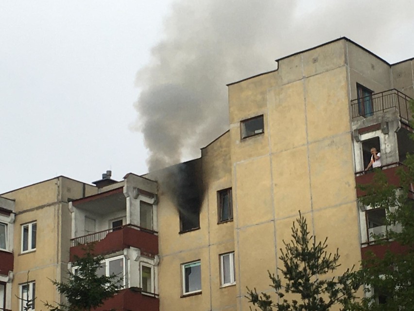 Pożar na kieleckiej Dalni. Strażacy ewakuuja mieszkańców przez balkon! [ZDJĘCIA, WIDEO]