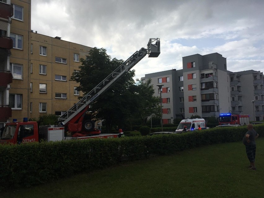 Pożar na kieleckiej Dalni. Strażacy ewakuuja mieszkańców przez balkon! [ZDJĘCIA, WIDEO]