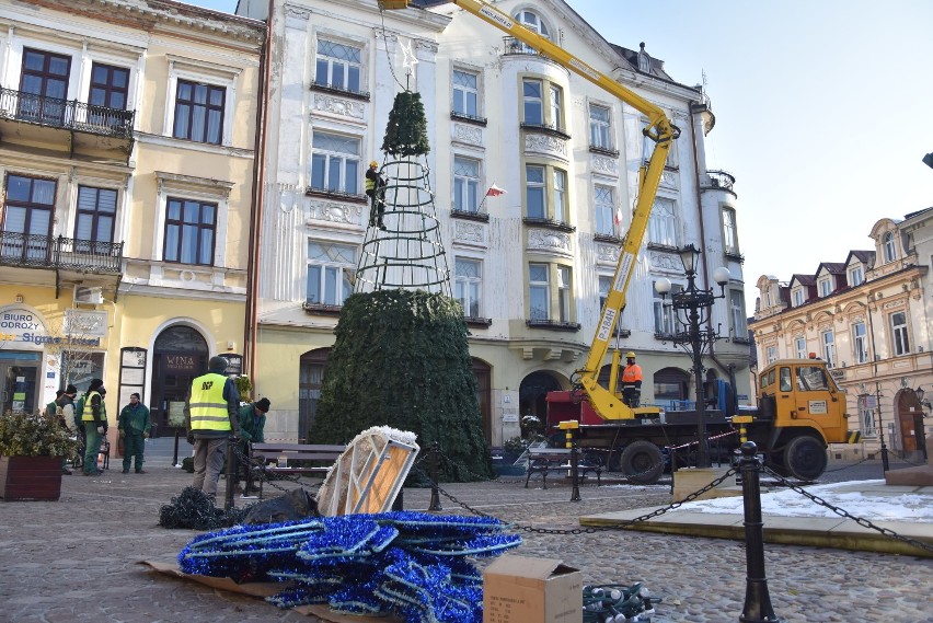 We wtorek 1 grudnia na placu Kazimierza montowano choinkę