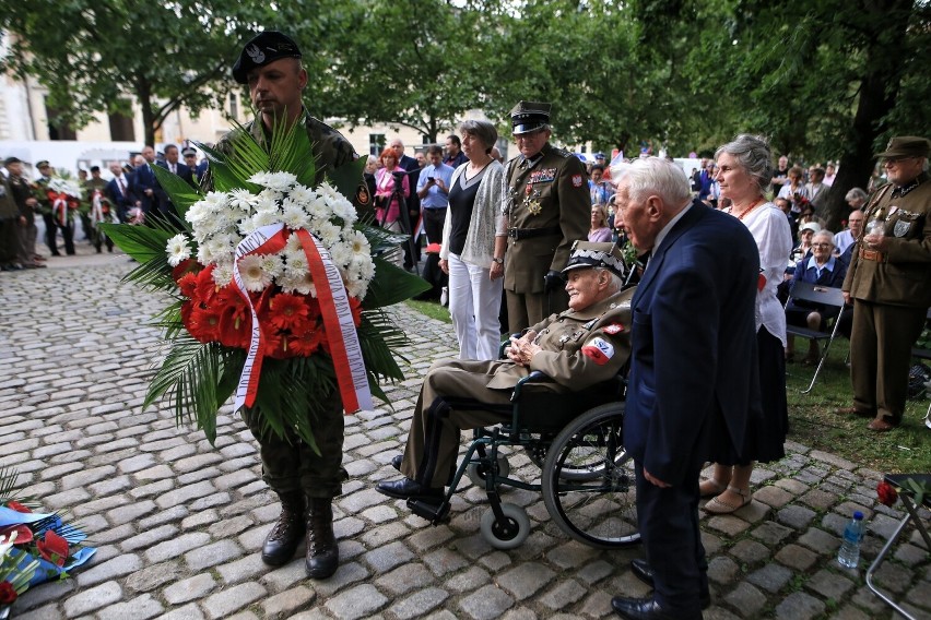 W godzinę "W" rozpoczęły się uroczystości przed Pomnikiem...