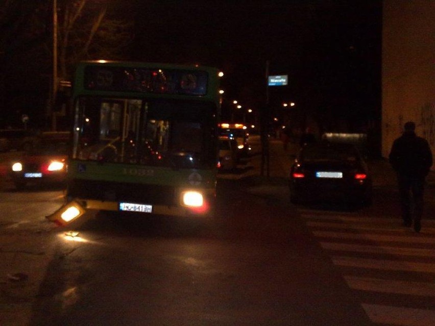 Przy skrzyżowaniu ulic Marcelińskiej i Niecałej autobus...