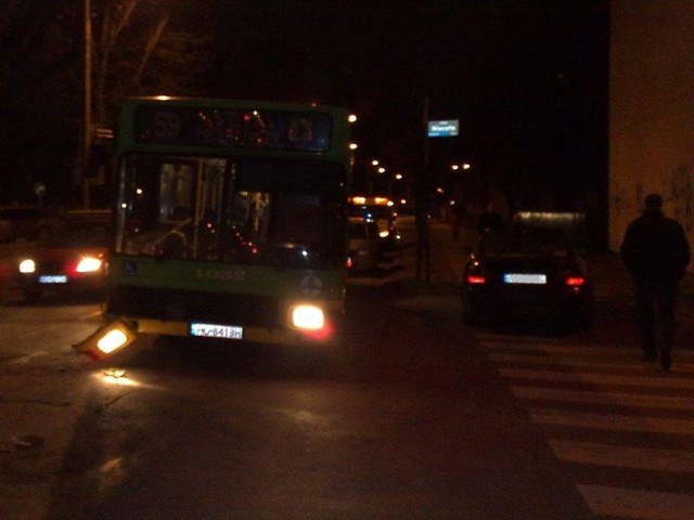 Przy skrzyżowaniu ulic Marcelińskiej i Niecałej autobus linii nr ...