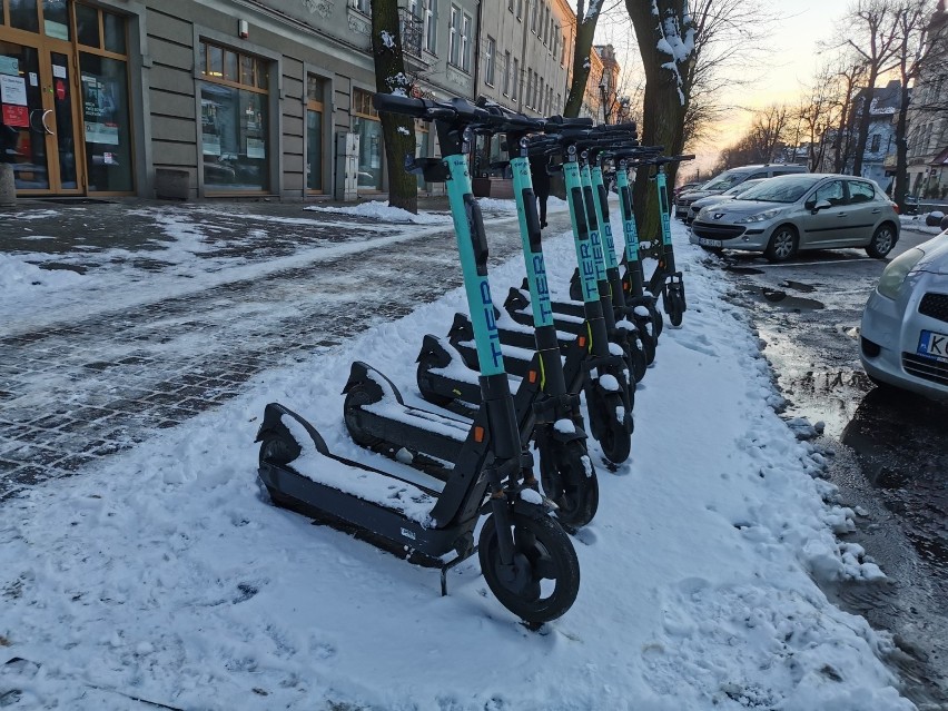 Elektryczne hulajnogi na dobre zadomowiły się w krajobrazie...