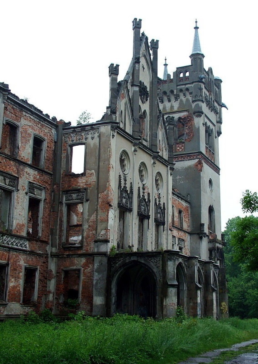 Kiedyś przed frontem pałacu była piękna fontanna. Fot. Marek...