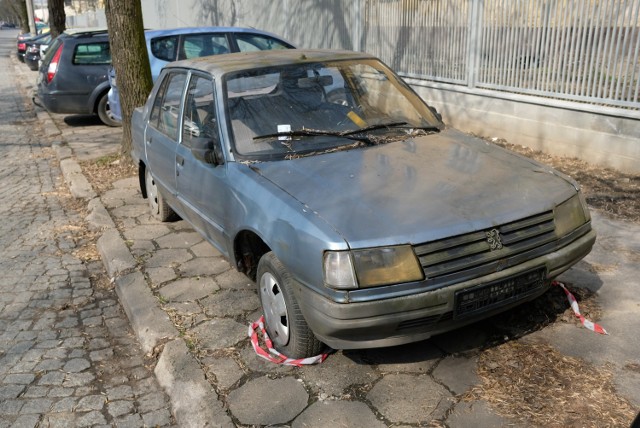Poznań: Porzucone samochody blokują parkingi i zbierają mandaty - ul. Marcelińska.