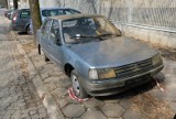 Poznań: Porzucone samochody blokują parkingi i zbierają mandaty