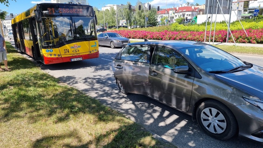 Zderzenie autobusu miejskiego i osobówki w centrum Kielc. Zobacz zdjęcia 