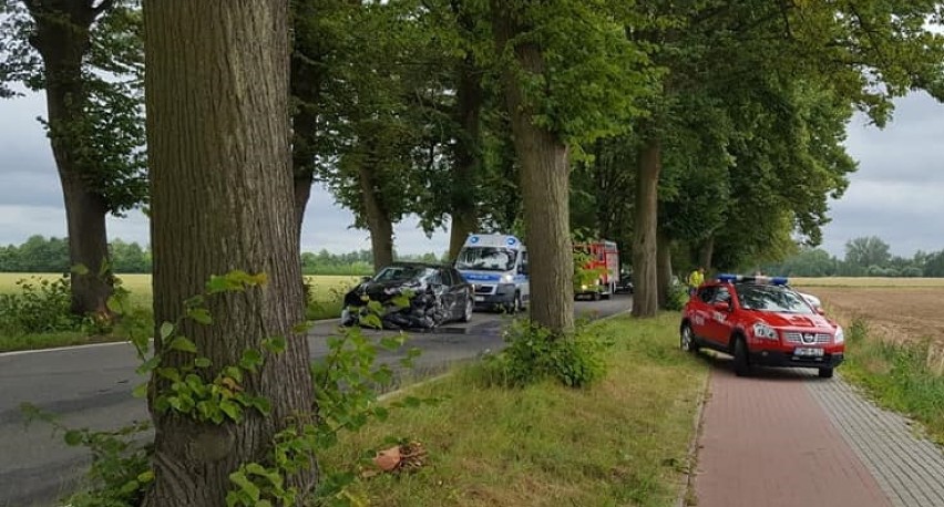 Śmiertelny wypadek w Kościeleczkach. Po czołowym zderzeniu samochód wypadł z drogi - zginął młody kierowca