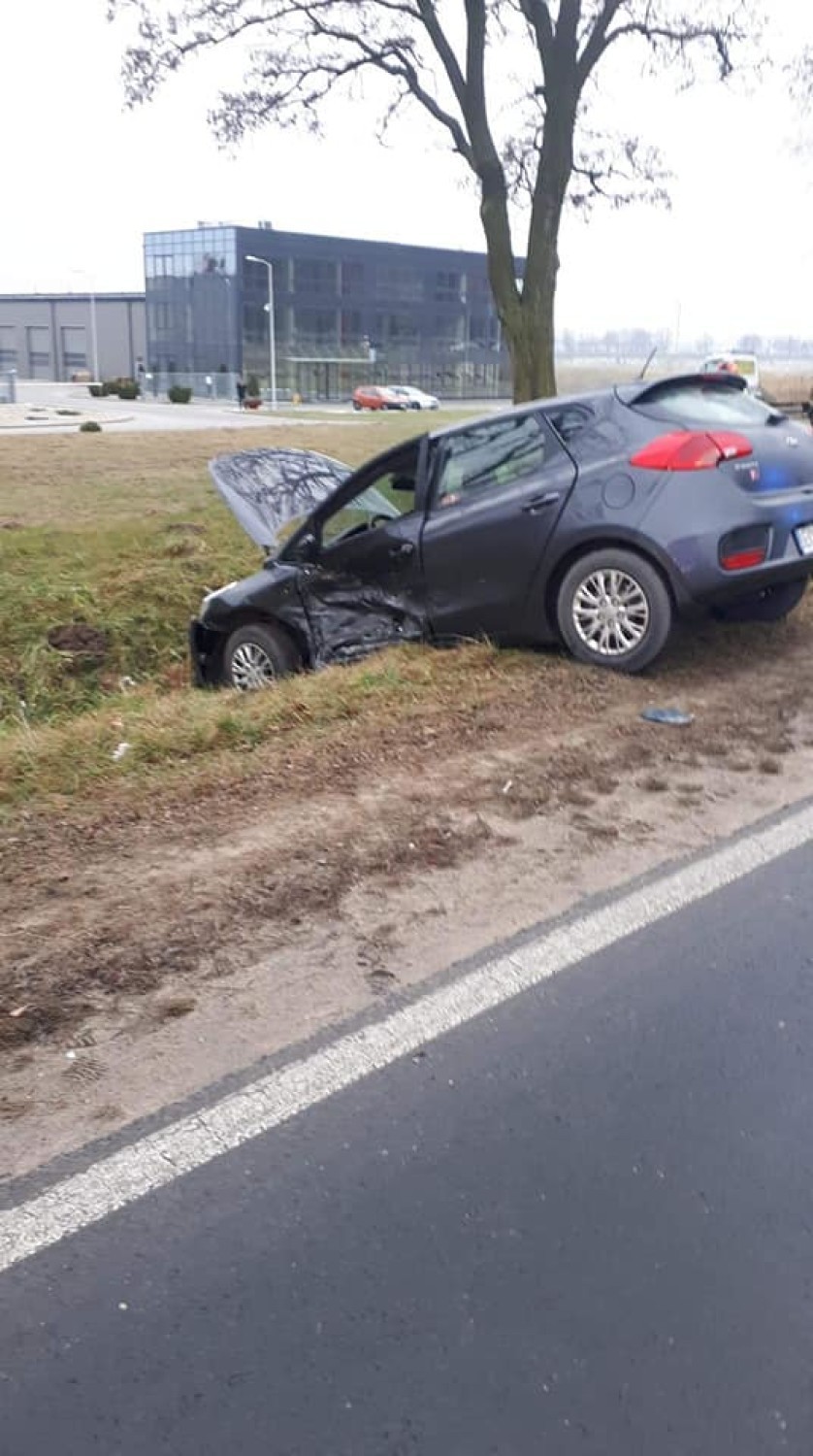 Wypadek na ul. Piotrkowskiej w Opocznie. Dwie osoby poszkodowane [ZDJĘCIA]
