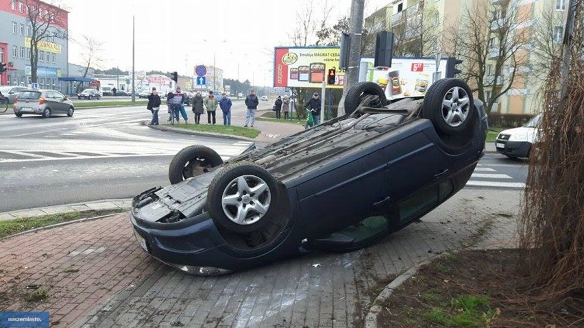 Wypadek na Kruszyńskiej. Opel astra dachował [zdjęcia, wideo]