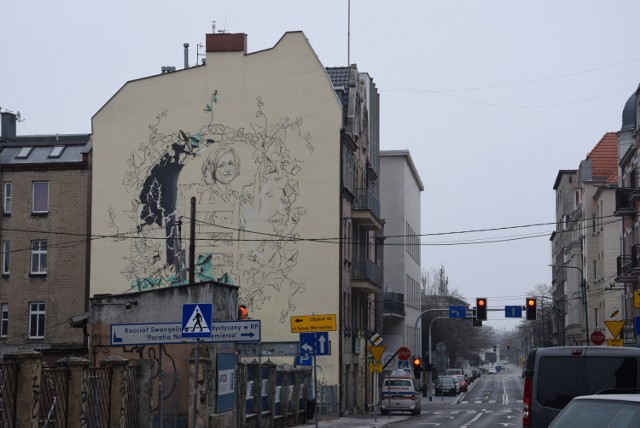 W centrum Katowic rozpoczęły się prace nad muralem przedstawiającym Krystynę Bochenek