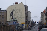 Krystyna Bochenek na muralu w centrum Katowic. Malowidło powstaje na ścianie kamienicy przy Wojewódzkiej