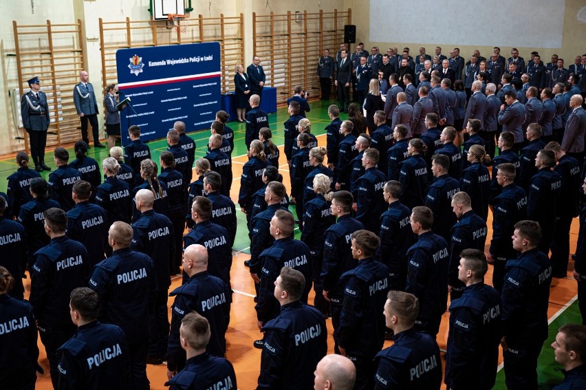 Nowi policjanci złożyli ślubowanie. Trafią do służby w komendach w województwie łodzkim