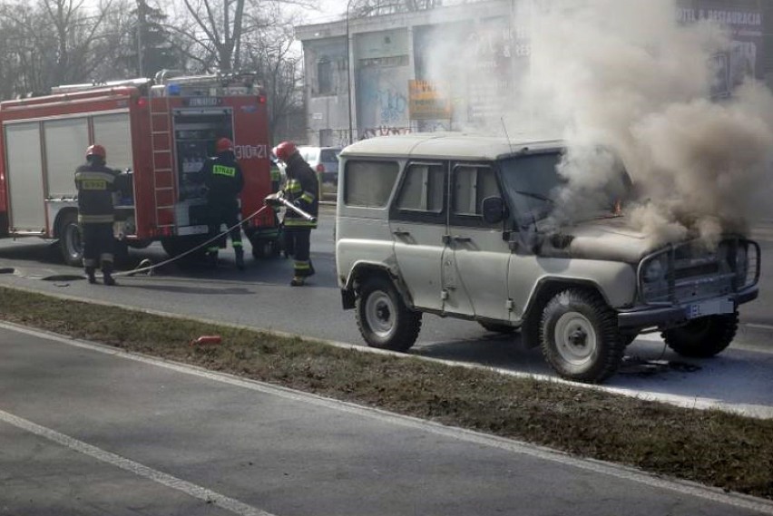 Pożar UAZ-a na al. Włókniarzy w Łodzi