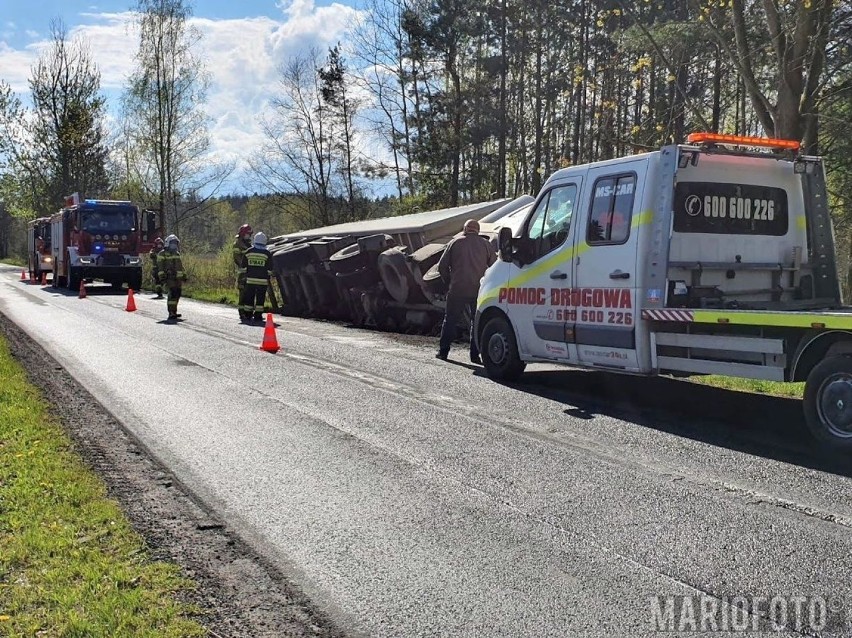 Wypadek w Kup. Ciężarówka zjechała z drogi i wpadła do rowu