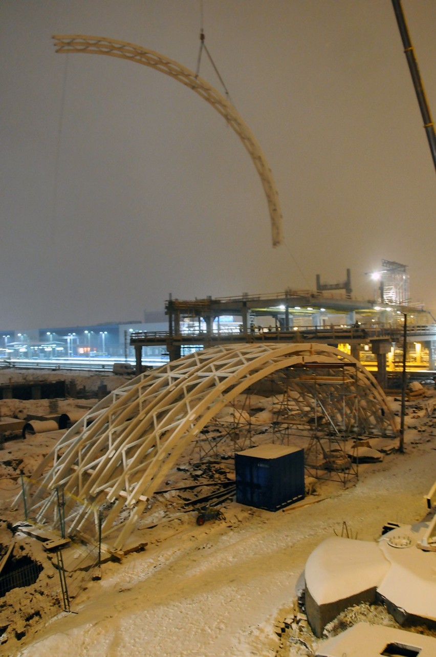 Rozpoczął się montaż dachu na budynku nowego dworca PKP w Poznaniu [ZDJĘCIA, WIDEO]