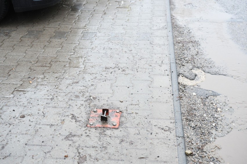 Kobieta upadła na ciemnym parkingu w Kielcach i uszkodziła twarz. Zobacz film