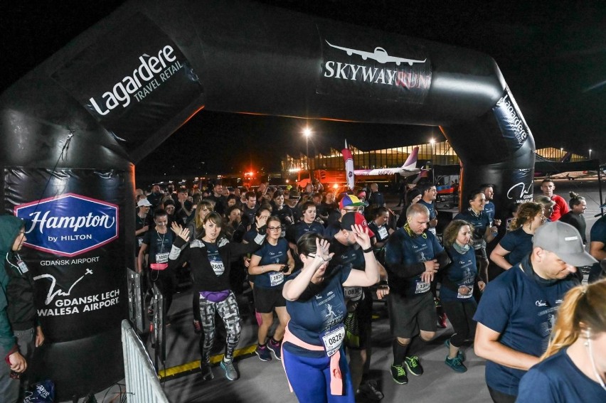 Skywayrun Gdańsk Airport 2019. Bieg nocny po płycie lotniska [zdjęcia]