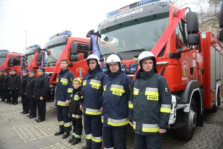 Zakup 15 średnich samochodów ratowniczo-gaśniczych dla...