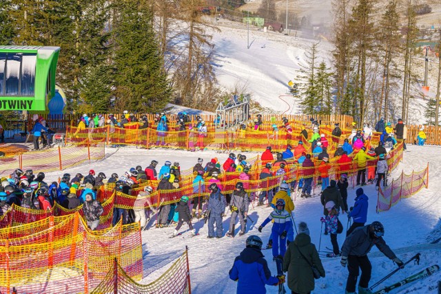 Narciarze korzystają z ostatnich chwil na stokach