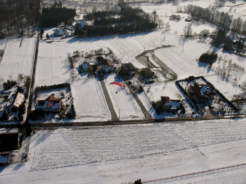 Beskid Ślaski z lotu ptaka. Zobacz zimowe zdjęcia wykonane przez paralotniarza