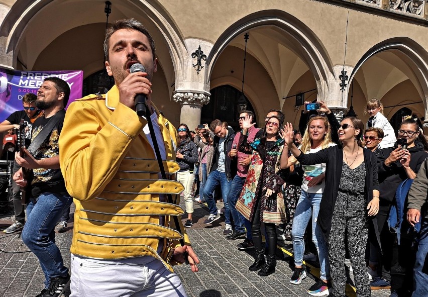 Michał Szpak zaśpiewał na Rynku Głównym w Krakowie. W ten sposób oddał hołd legendarnemu artyście [ZDJĘCIA]