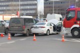 Zderzenie dwóch samochodów we Wrocławia. Utrudnienia dla kierowców jadących ulicą Powstańców Śląskich