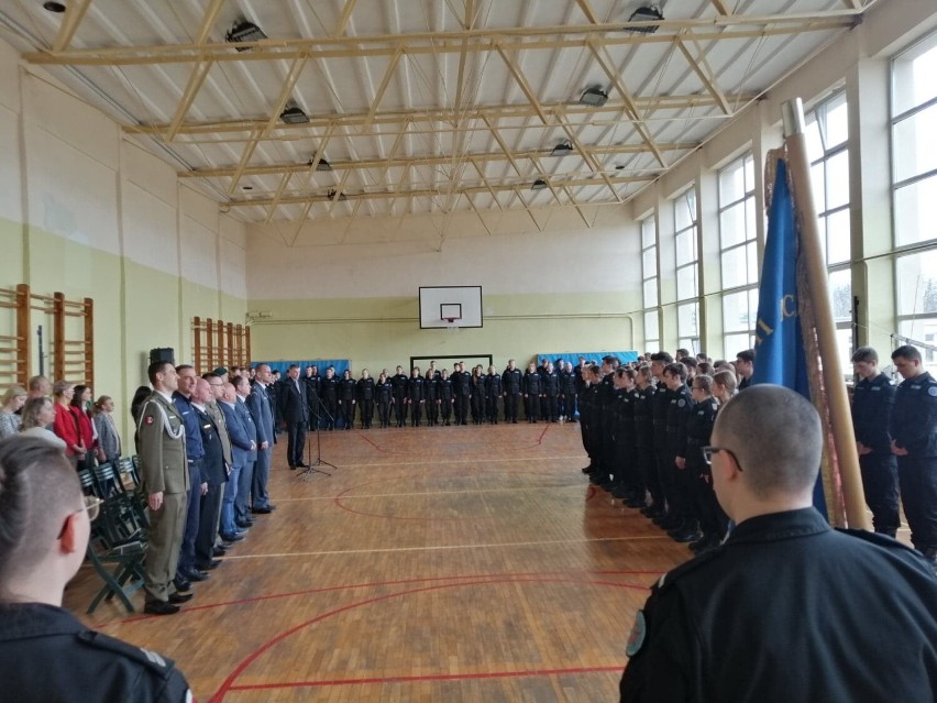 Uczniowie mundurowych klas w ZS im. Wyżykowskiego odebrali awanse na wyższe stopnie edukacji 2022