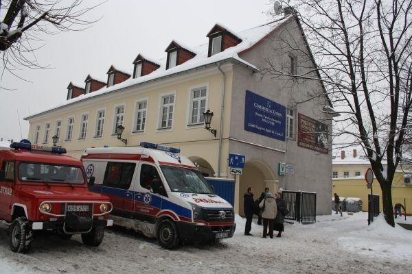 W środę rano z budynku Sądu Rejonowego w Oświęcimiu policjanci i strażacy ewakuowali około 75 osób (pracowników i petentów).