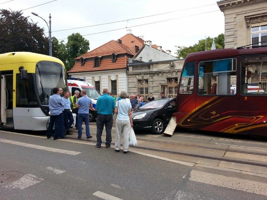 Wypadek na Piotrkowskiej w Łodzi. Zderzenie tramwaju z samochodem [ZDJĘCIA]