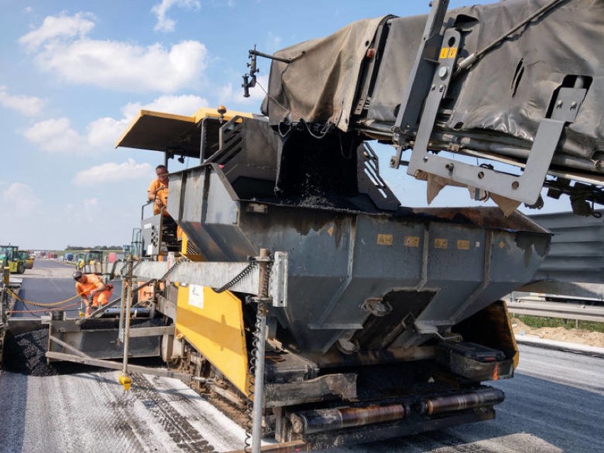 Gigantyczne korki na autostradzie A4. Ludzie utknęli w 40-stopniowym upale, drogowcy rozdają wodę