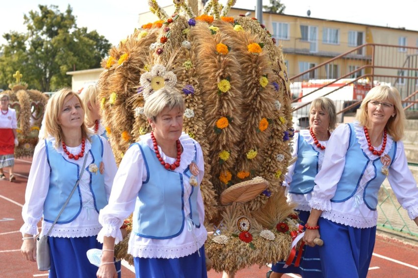 Warto było dźwigać ten pokaźny wieniec. Panie z KGW w...