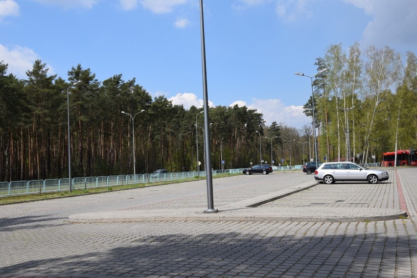 Parking przy szpitalu w sobotę ma dużo wolnych miejsc.