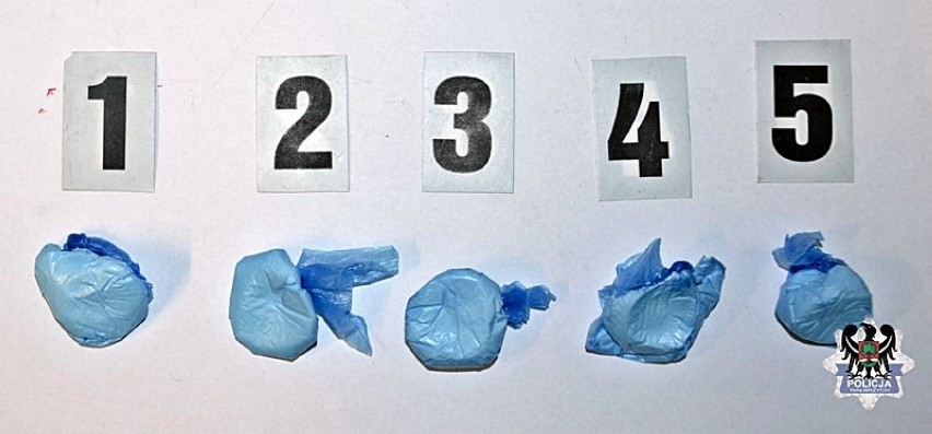 Amfetamina znaleziona przez policjantów przy 35-latku oraz w...