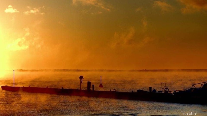 Mgła nad Zatoką Pucką - klimatyczny Puck w promieniach słońca i zmysłowych oparach | ZDJĘCIA