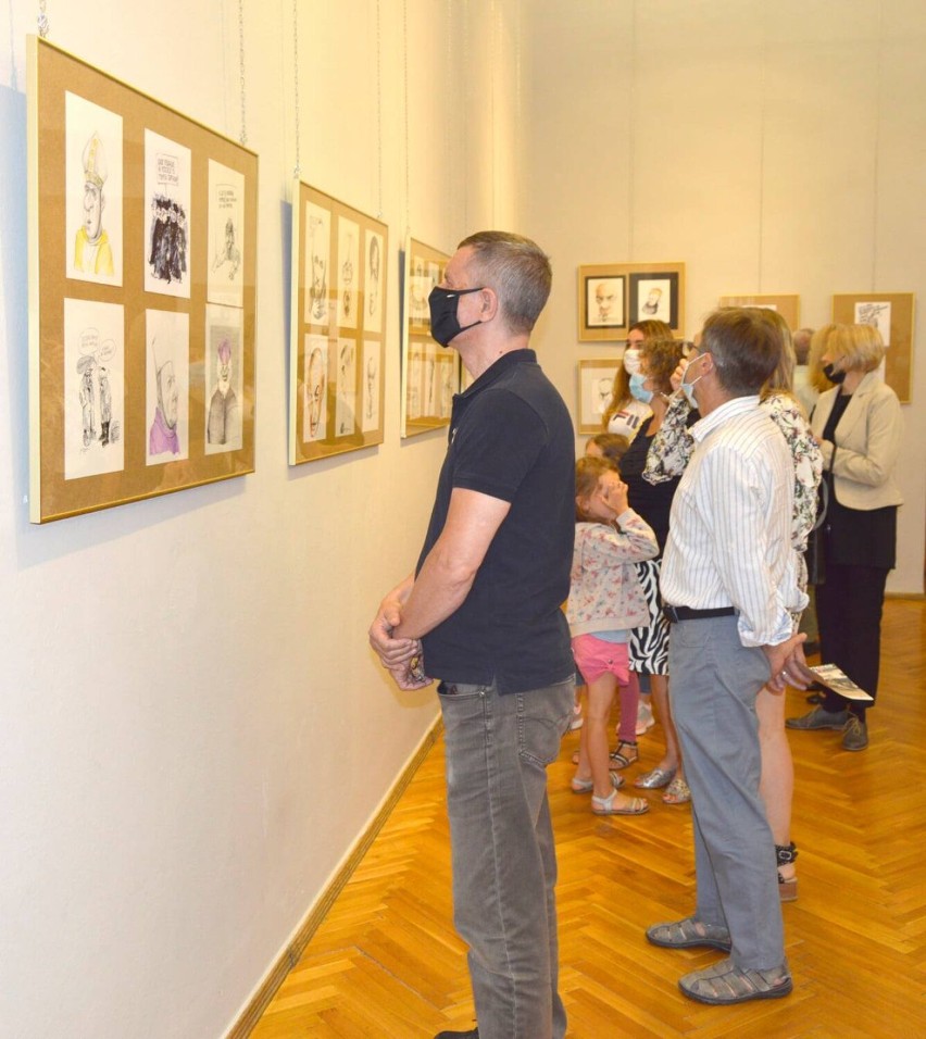 W muzeum w Nysie można oglądać wystawę polonijnych karykatur...